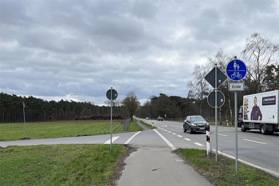 Der Radweg an der B224 endet in Erle. ADFC-Sprecher Ludger Vortmann hält den Weiterbau in Richtung Dorsten für eine gute Idee.