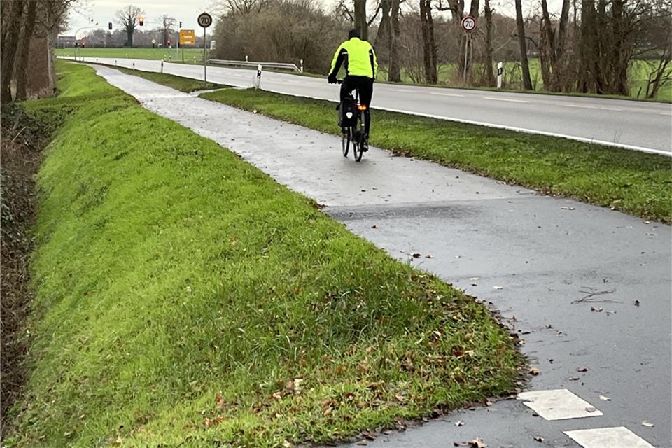 Der Radweg an der B70, der Raesfeld und Borken verbindet, ist teilweise in einem schlechten Zustand.