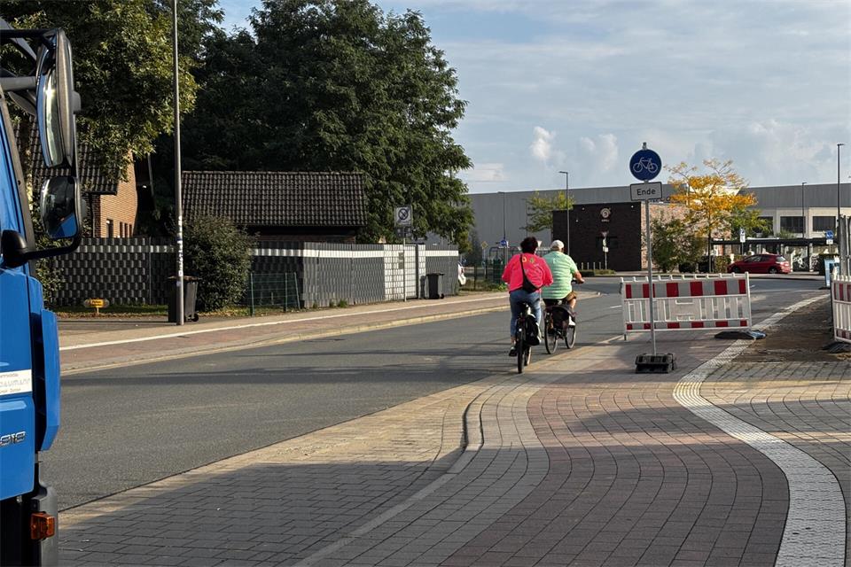 Der Radweg an der Bahnhofstraße endet jetzt an der Baustelle. In Richtung Busbahnhof müssen Radfahrer auf die Fahrbahn wechseln.