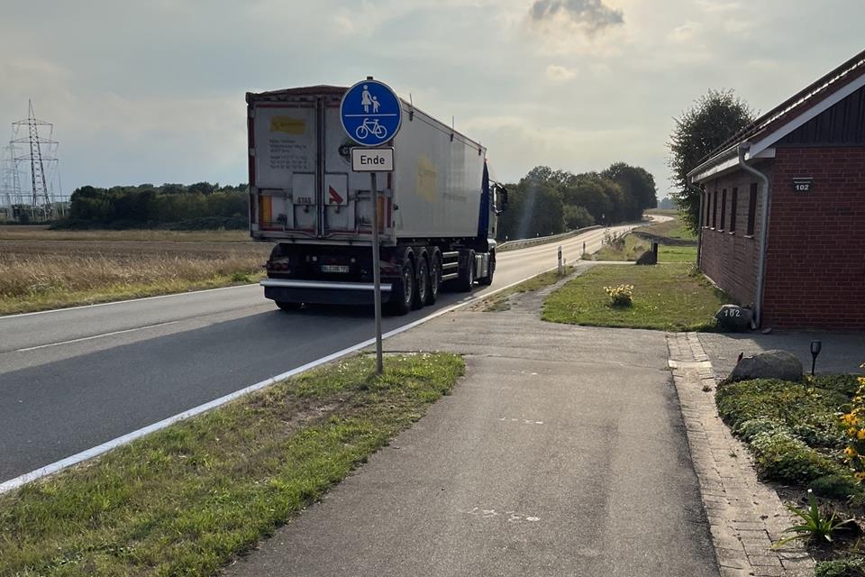 Der Radweg an der Weseler Straße endet unvermittelt.