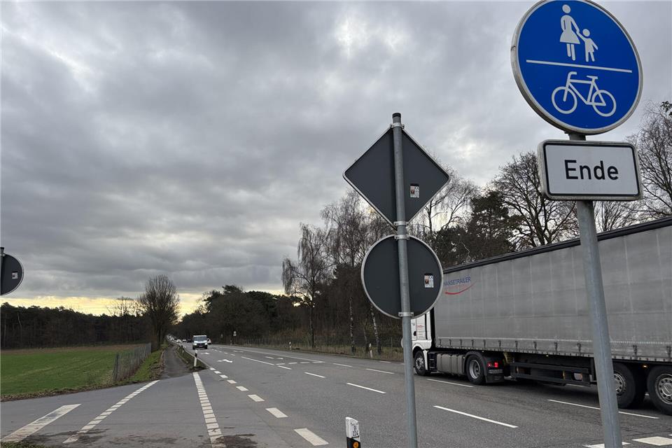 Der Radweg endet bisher in Erle an der Kreuzung mit der Straße Feldgraben.