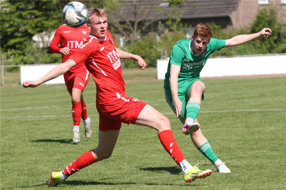 Der Raesfelder Doppel-Torschütze Julian Kortstegge traf mit diesem Schuss nur die Latte des Gästegehäuses.