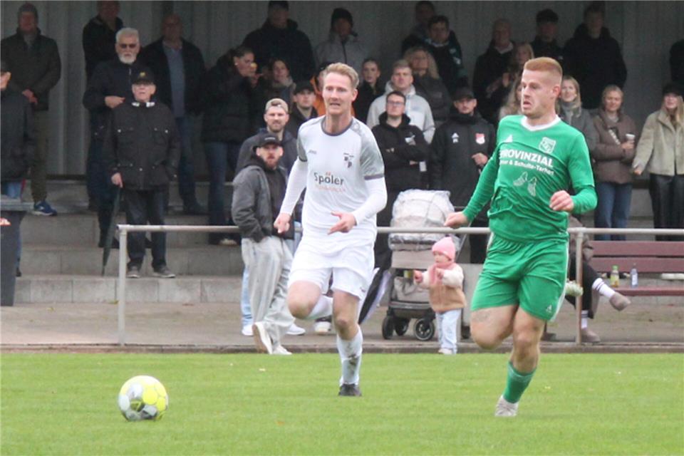 Der Raesfelder Juian Kortstegge (rechts) auf dem Weg zum 4:1-Endstand.