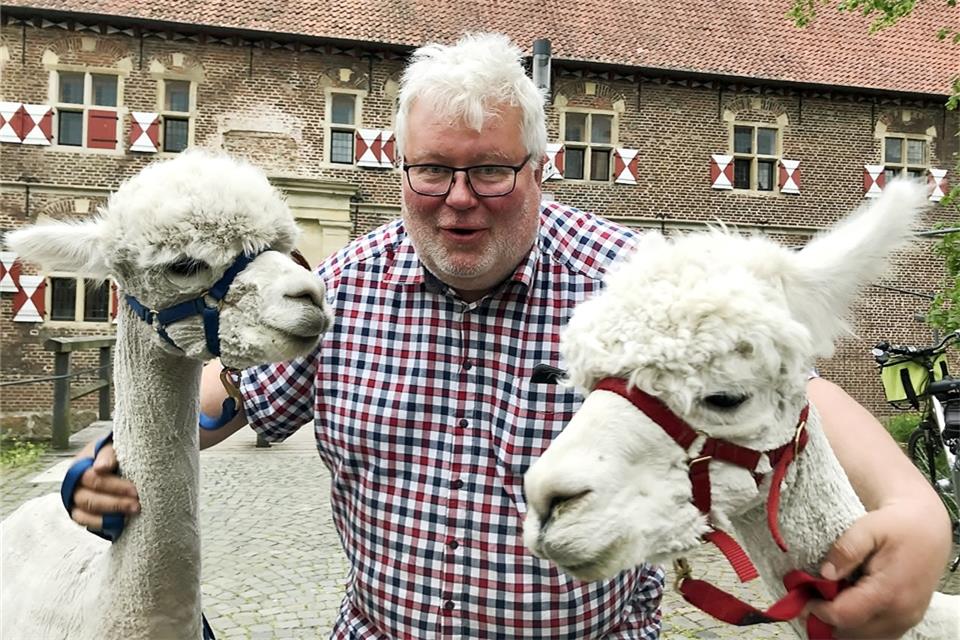 Der Raesfelder Kalle Zeh wollte eigentlich einen Hund. Jetzt besitzt er zwei Alpakas. Brasil und Darius werden zu einer richtigen Besucher-Attraktion, wenn Kalle Zeh mit ihnen am Schloss spazieren geht. 