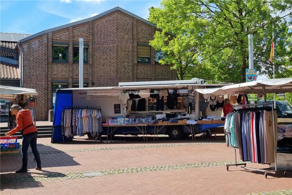Der Raesfelder Monatsmarkt wird auf dem Rathausplatz aufgebaut.