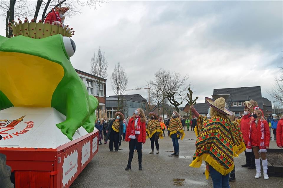 Der Raesfelder Rosenmontagszug (RRZ) fuhr mit seinem Froschwagen durch die Gemeinde und hat auch an der St.-Sebastianschule einen Zwischenstopp gemacht.