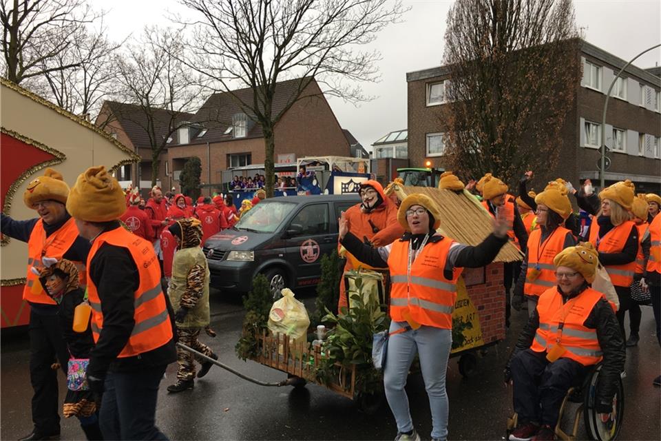 Der Raesfelder Rosenmontagszug hat mit den Vorbereitungen für den Umzug begonnen.