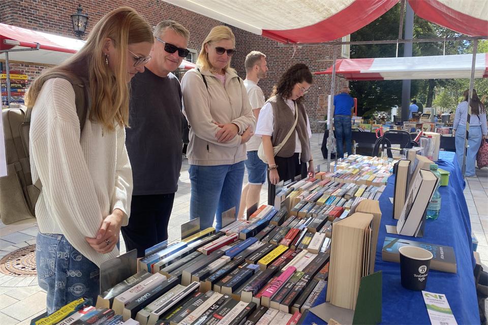 Der Ramsdorfer Büchermarkt lockte bei spätsommerlichem Wetter viele Besucher auf den Burgplatz.