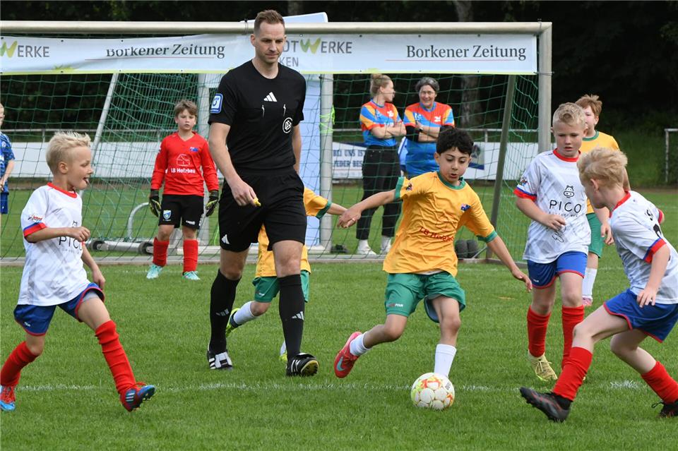 Der Ramsdorfer Bundesliga-Schiedsrichter Sören Storks pfiff am Samstag die Finalpartien.