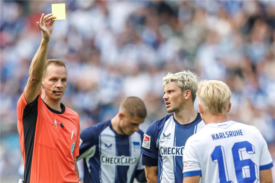 Der Ramsdorfer Bundesliga-Schiedsrichter Sören Storks, hier in der Zweitliga-Partie zwischen Hertha BSC und dem Karlsruher SC, weiß: „Ruhe zu bewahren, das ist auch ein Stück weit die Erwartungshaltung der Spieler. Die orientieren sich daran.“