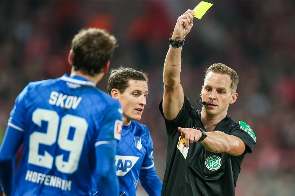 Eine Zwangspause in der Zwangspause Der Ramsdorfer Schiedsrichter Sören Storks (rechts), der hier in der Bundesliga-Partie Union Berlin gegen die TSG Hoffenheim den Hoffenheimer Robert Skov (links) verwarnt, konnte sich am vergangenen Sonntag die Reise nach Köln ersparen. Dort war er ursprünglich als Video-Assistent vorgesehen.