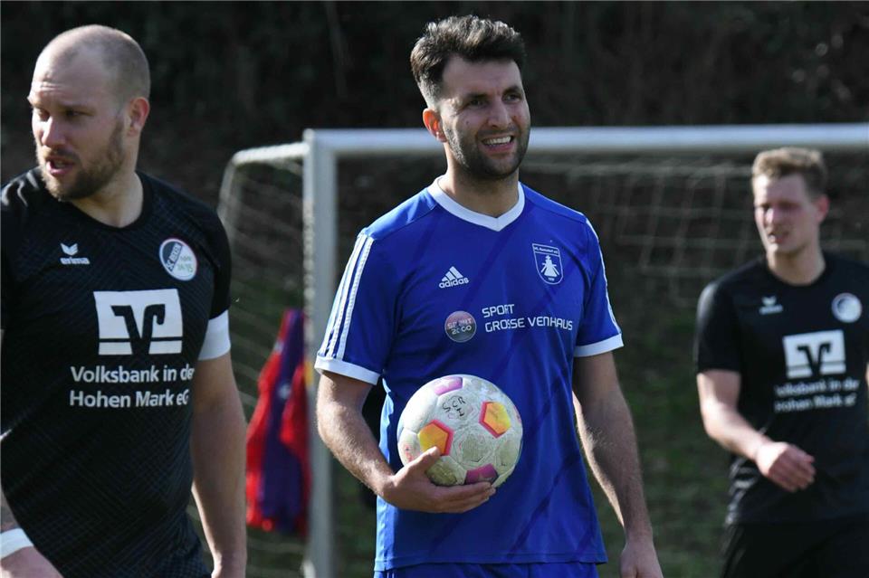 Der Ramsdorfer Stürmer Koray Arslan erzielte in der vergangenen Saison der Kreisliga A 26 Tore und holte anschließend mitunter persönlich das Spielgerät aus dem Netz.