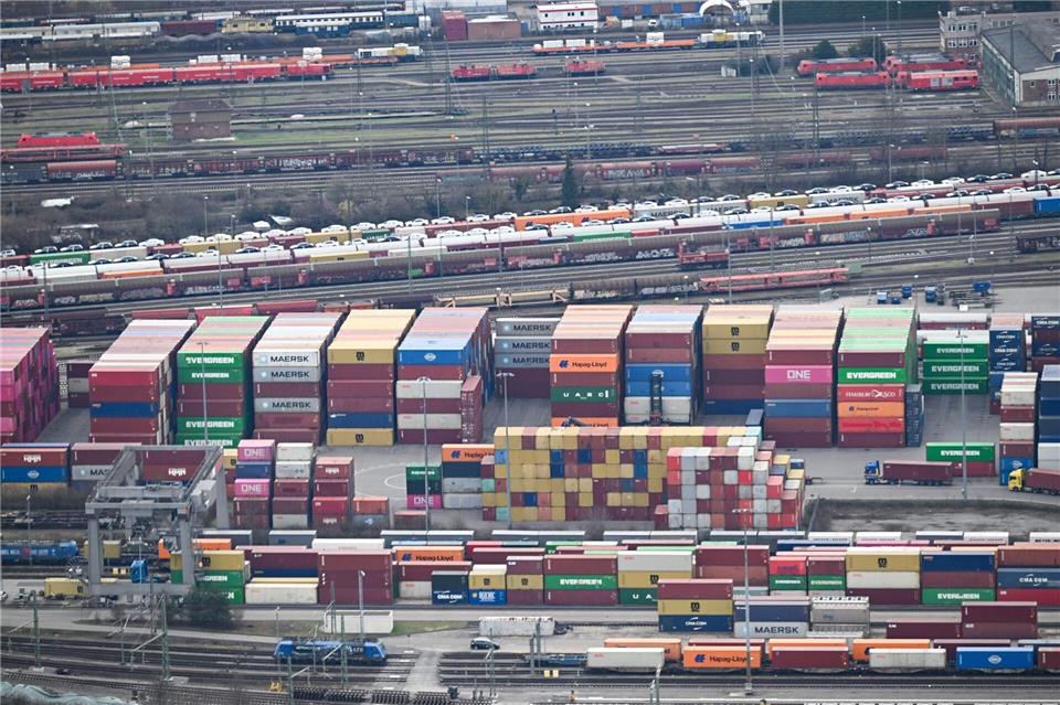 Der Rangierbahnhof in Kornwestheim könnte künftig weniger ausgelastet sein - viele Industrieunternehmen aus dem Südwesten rechnen mit weniger US-Exporten. (Symbolbild) Bernd Wei�brod/dpa