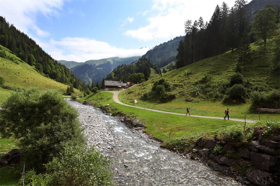 Der Rappenalpbach im Allgäu war durch Baggerarbeiten in einen Kanal verwandelt worden. Durch neue Arbeiten ist er nun wieder im Zustand eines Wildbachs. (Archivbild)Karl-Josef Hildenbrand/dpa
