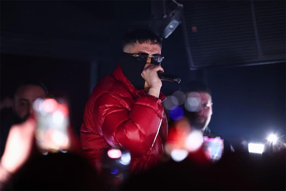 Der Rapper Haftbefehl bei einem Auftritt in Gießen vergangenes Jahr. (Archivbild)Hannes P. Albert/dpa