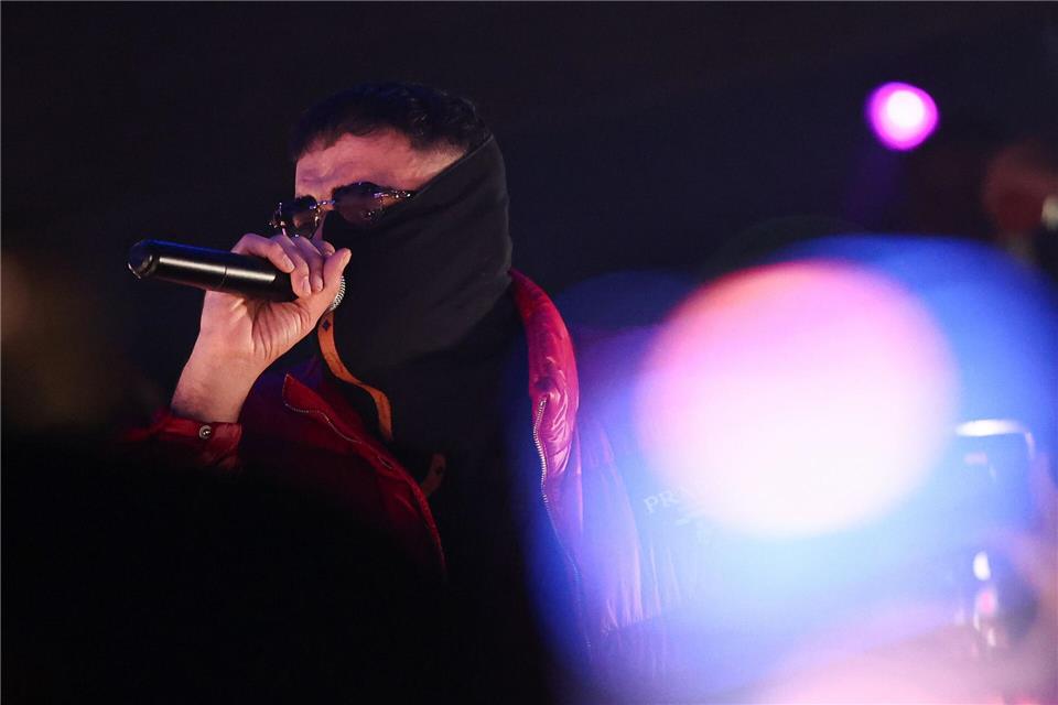 Der Rapper Haftbefehl ist mit seiner Doku derzeit in aller Munde. Am Wochenende trat er wieder auf - hier in Gießen. (Archivbild)Hannes P. Albert/dpa