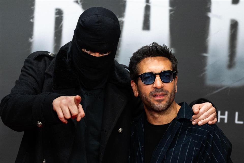 Der Rapper Haftbefehl (links) ist ein Fan großer Posen - hier bei der einer Vorführung zu seiner Dokumentation gemeinsam mit Elyas M’Barek. (Archivfoto)Christophe Gateau/dpa