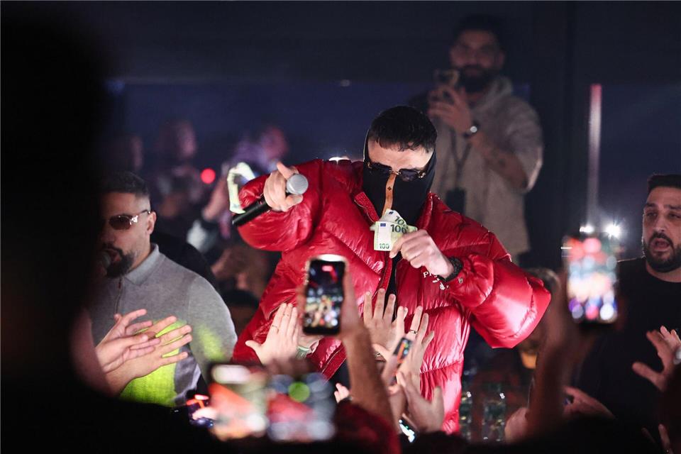 Der Rapper Haftbefehl tritt im La Louve in Gießen auf.Hannes P. Albert/dpa