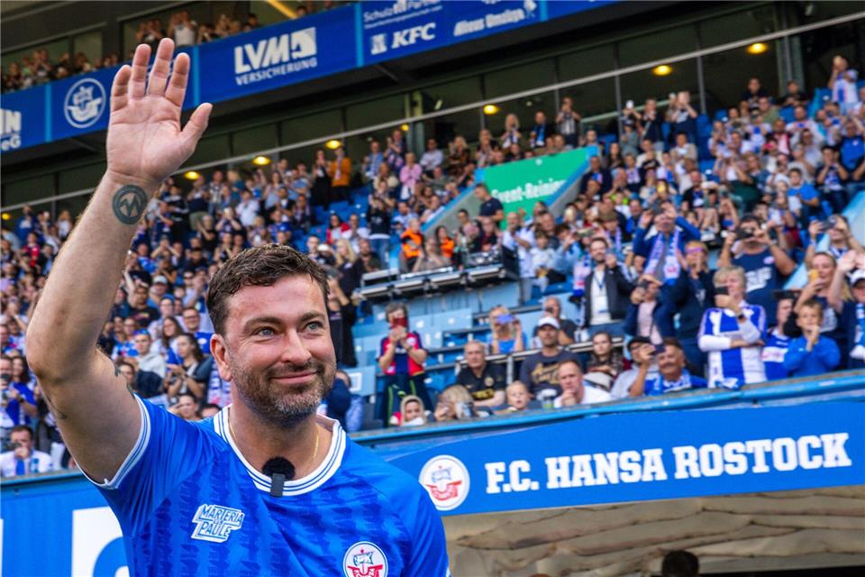 Der Rapper und gebürtige Rostocker Marteria ist glühender Fan seines Heimatvereins. Im Ostseestadion ist er schon als Musiker und Fußball-Spieler aufgelaufen. (Archivbild)Jens Büttner/dpa