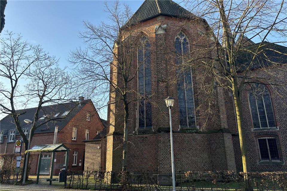 Der Rat hat auf seiner jüngsten Sitzung einzeln über die neun Bäume abgestimmt, die auf dem Bereich stehen, der jetzt umgestaltet werden soll. An der Ostseite der Kirche sollen zwei Winterlinden gepflanzt werden.