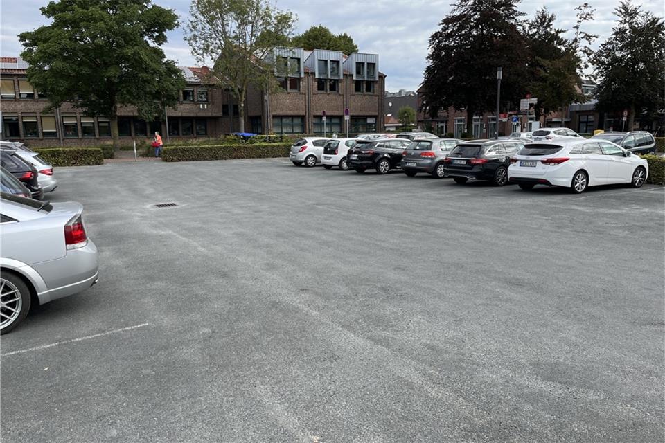 Der Rathaus-Parkplatz soll zur Versickerungsfläche werden.