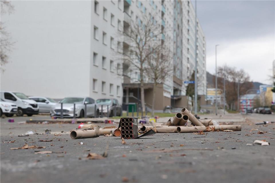 Der Rauch der Silvesterknaller hat sich verzogen, aber es bleibt auch so eher trüb in den kommenden Tagen bei Wolken verhangenen Himmel und Schneeregen-, Schnee- und Graupelschauer.Bodo Schackow/dpa