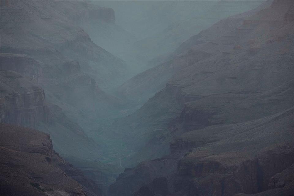Teil des Grand Canyon Nationalparks gesperrt Der Rauch des Dragon Bravo Feuers zieht im Grand Canyon National Park in Arizona vom North Rim den Grand Canyon hinunter.Ross D. Franklin/AP/dpa-tmn