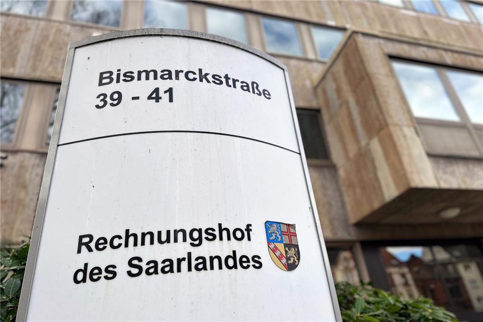 Der Rechnungshof des Saarlandes kritisiert auch im neuesten Jahresbericht den Schuldenstand des Landes. (Archivbild) Katja Sponholz/dpa
