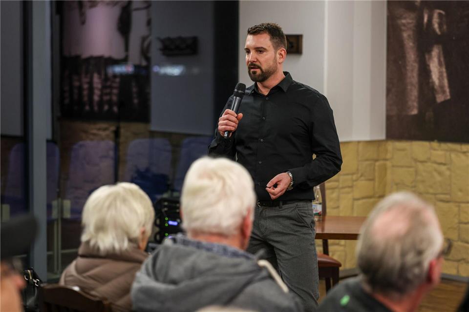 Der Rechtsanwalt Daniel Kuhlmann - hier bei einer Infoveranstaltung für Geschädigte - hat nach dem Gelsenkirchener Sparkassen-Einbruch nach eigenen Angaben erste Klagen gegen die Bank eingereicht. (Archivbild)Christoph Reichwein/dpa