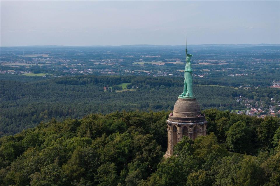 Der Rechtsextreme kletterte vom umlaufenden Balkon des Denkmals aus weiter in die Höhe und verharrte dort stundenlang. (Archivbild)Friso Gentsch/dpa