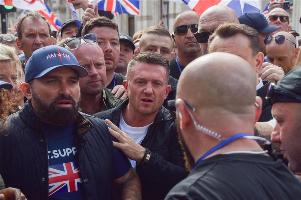 Der Rechtsextremist Tommy Robinson (Mitte) rief zu einer Demo vor dem Polizeihauptquartier in Southampton auf. (Archivfoto)Vuk Valcic/ZUMA Press Wire/dpa