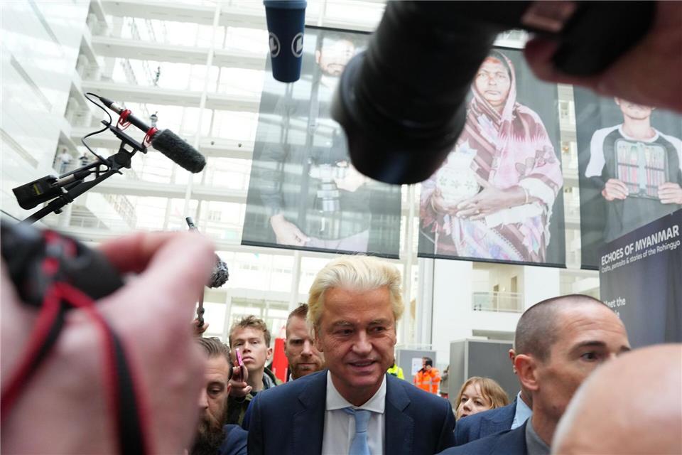 Bilder des Tages  Der Rechtspopulist Geert Wilders nach der Stimmabgabe in einem Wahllokal während der Parlamentswahlen in den Niederlanden.Peter Dejong/AP/dpa