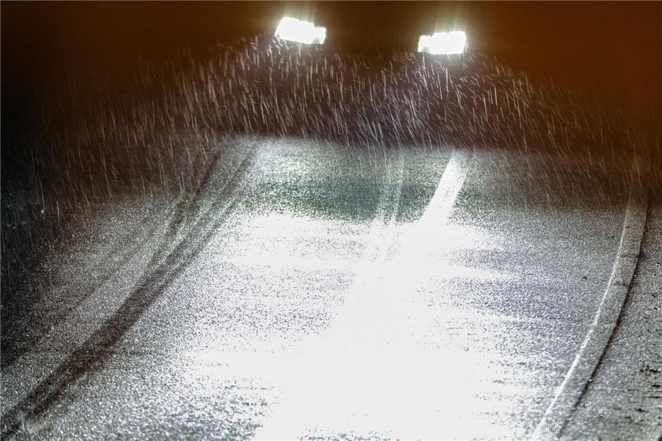 Der Regen auf den eiskalten Böden führt in Teilen Nordrhein-Westfalens zu Verkehrsbehinderungen.Christoph Reichwein/dpa