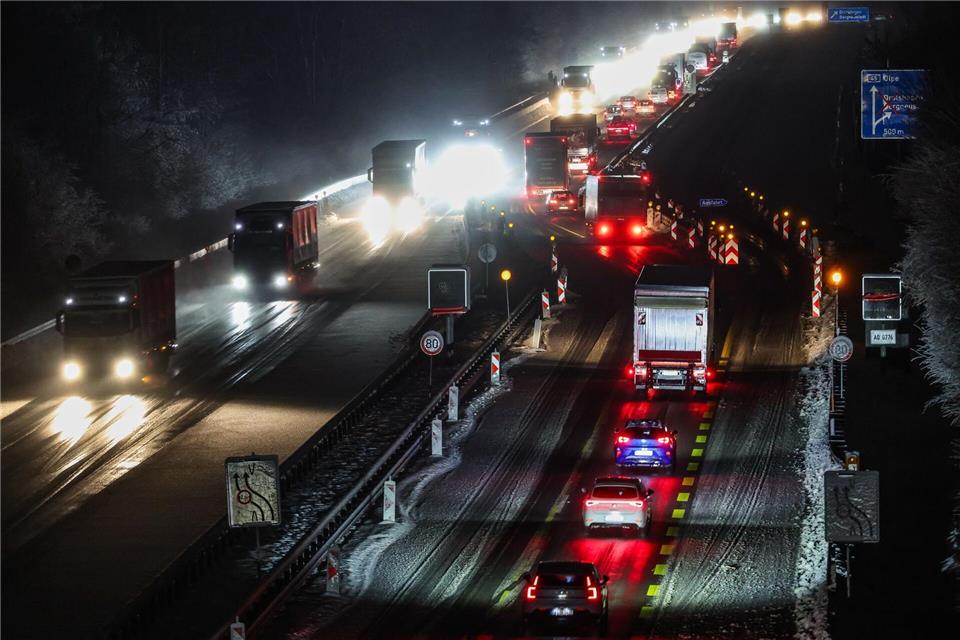 Der Regen auf den eiskalten Böden führt in Teilen Nordrhein-Westfalens zu Verkehrsbehinderungen.Christoph Reichwein/dpa
