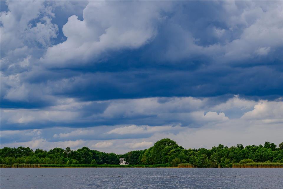 Der Regen bleibt Berlin und Brandenburg erhalten. (Archivbild)Patrick Pleul/dpa