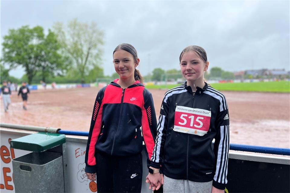 Der Regen konnte Luana Pinto da Costa (l.) und Finnja Sophie Graudejus nichts anhaben.