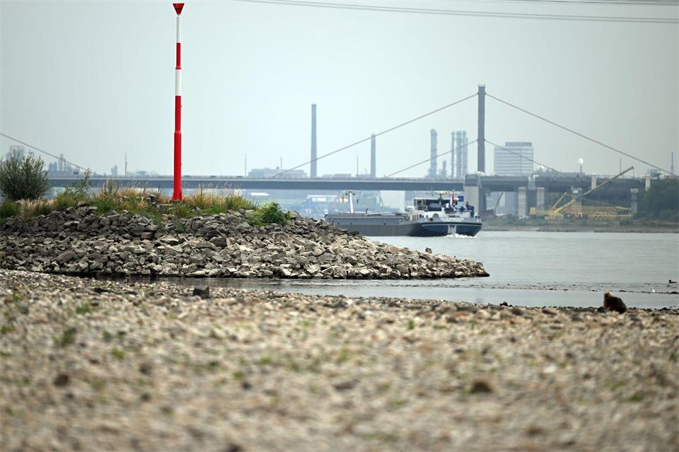 Der Regen stoppt das weitere Absinken der Pegelstände. Die Schifffahrt sollte aber nicht zu viel erwarten, warnt ein Experte. (Archivbild) Federico Gambarini/dpa