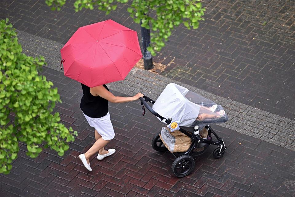 Der Regenschirm ist in den kommenden Tagen der passende Begleiter in Hessen. (Archivbild)Jennifer Brückner/dpa