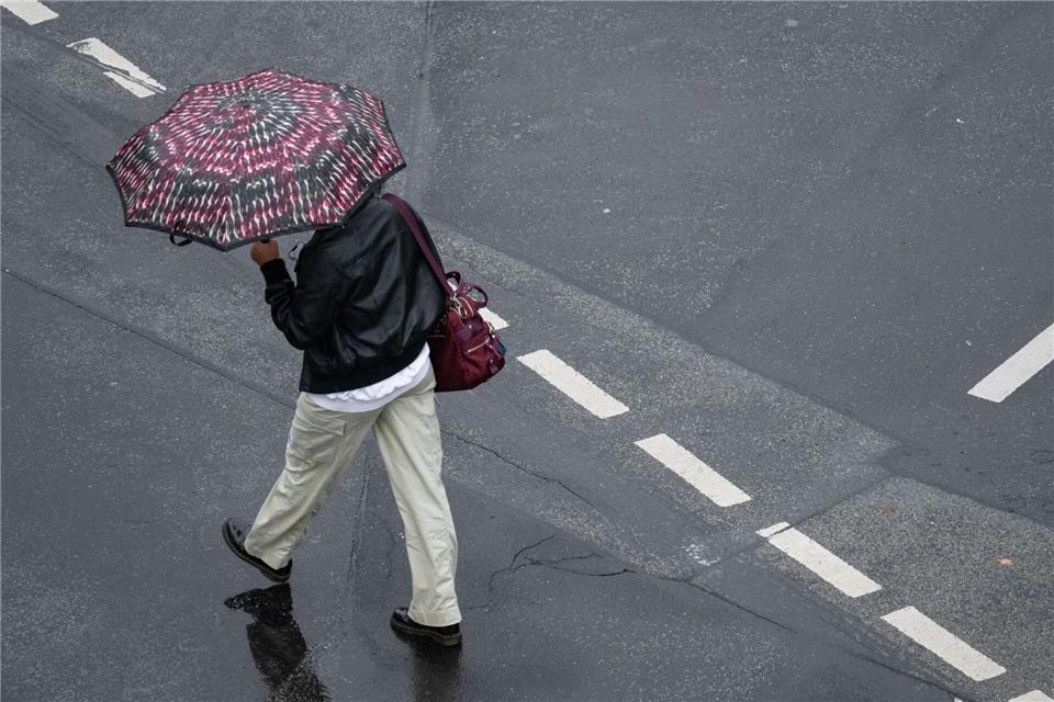 Der Regenschirm muss weiterhin mit: Es bleibt nass in Hessen. (Symbolbild)Boris Roessler/dpa