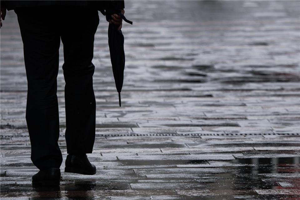 Der Regenschirm sollte in den kommenden Tagen griffbereit liegen. (Symbolbild)Andreas Arnold/dpa