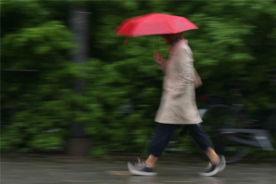 Der Regenschirm wird zum Wochenstart für die Menschen in Bayern unverzichtbar. (Archivbild)Malin Wunderlich/dpa