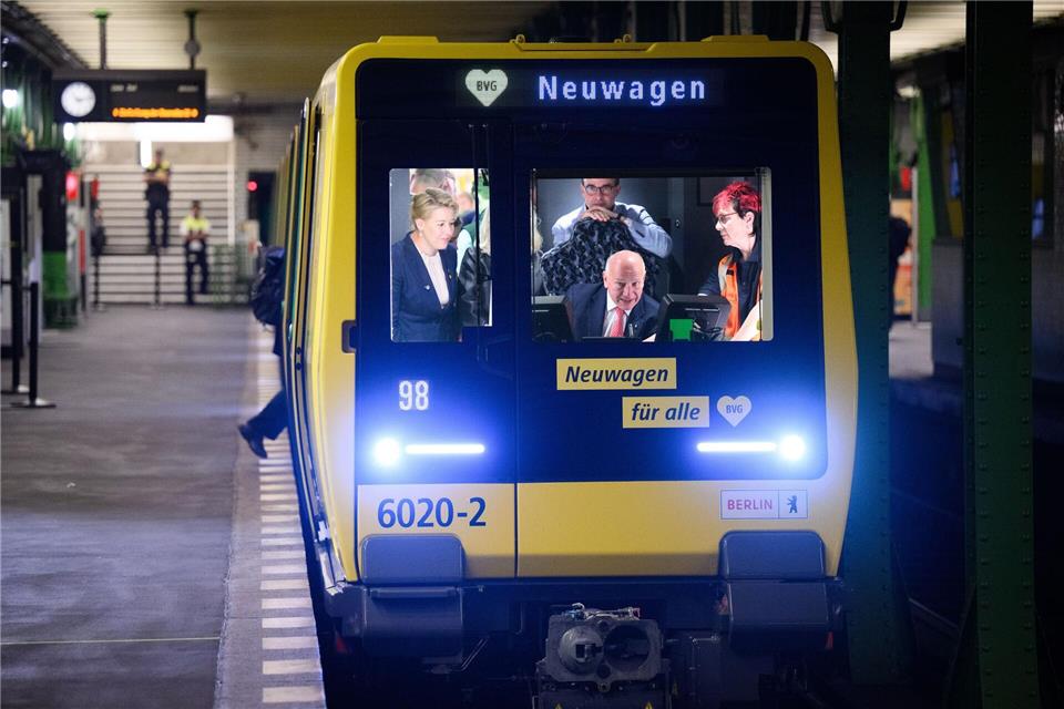 Der Regierende Bürgermeister Kai Wegner (CDU) saß bei der Premierenfahrt der neuen U-Bahn-Baureihe JK am Steuer. Bernd von Jutrczenka/dpa