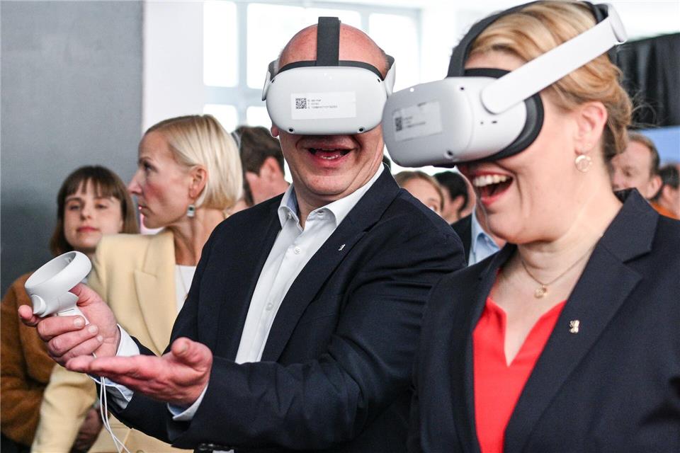 Der Regierende Bürgermeister Kai Wegner (CDU) und Wirtschaftssenatorin Franziska Giffey (SPD) versprühten bei der Standortbekanntgabe für das House of Games im Sommer Optimismus. Mit dem Start des Hauses dauert es aber noch einige Monate. (Archivbild)Jens Kalaene/dpa