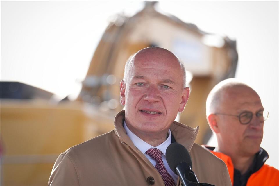 Spatenstich für Neubau der Ringbahnbrücke erfolgt Der Regierende Bürgermeister von Berlin, Kai Wegner, betonte das hohe Tempo, mit dem die neue Brücke geplant und ausgeschrieben wurde.Soeren Stache/dpa