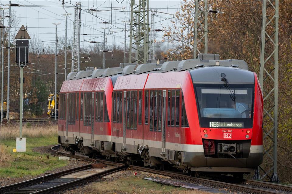 Der Regionalexpress RE6 - auch Prignitz-Express genannt - soll trotz eines Warnstreiks am Donnerstagmorgen fahren, sagt die Deutsche Bahn. (Archivbild) Soeren Stache/dpa