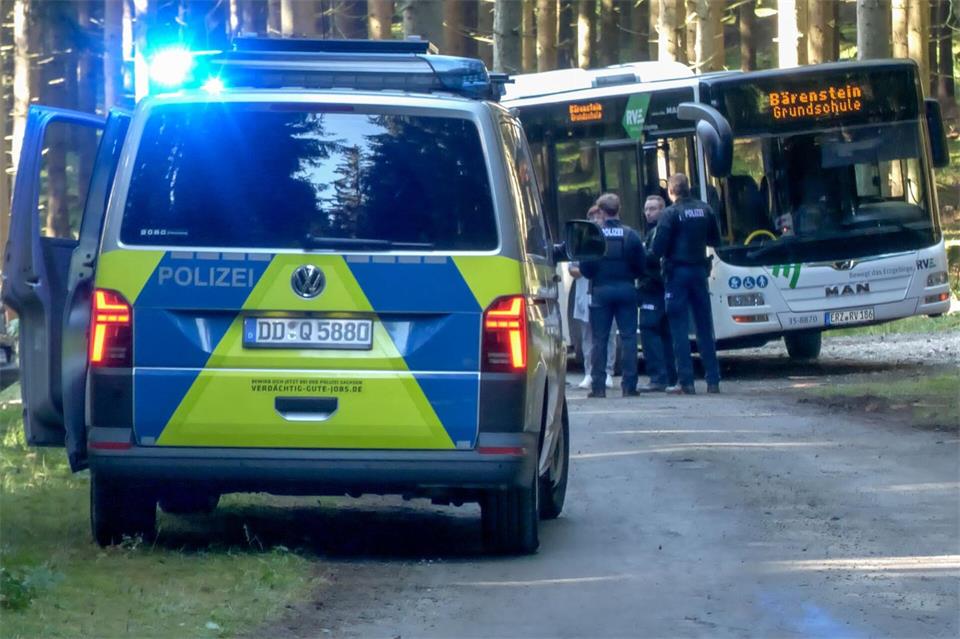 Der Reifen eines Busses ist am Morgen bei Bärenstein auf dem Weg zu einer Grundschule geplatzt.Bernd März/extremwetter.tv/dpa