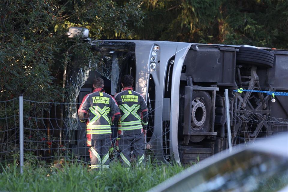 Der Reisebus kam bei Buchloe im Allgäu von der A96 ab. (Archivbild)Karl-Josef Hildenbrand/dpa