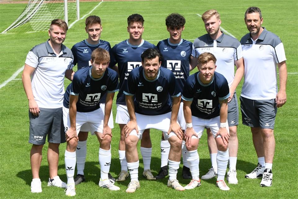 Der Rekener Coach Dave Marnold (oben links) und seine Co-Trainer Dominik Göbel (oben 2.v.l.) und Eliezer Traber (oben links) mit den Neuzugängen Bastian Ebber, Max Gorczyza, Leandro Lima Heße (oben von links), Carlos Schmidt, Kudret Kanoglu und Raphael Niehoff (unten von links). Auf dem Foto fehlt: Bastian Bone.