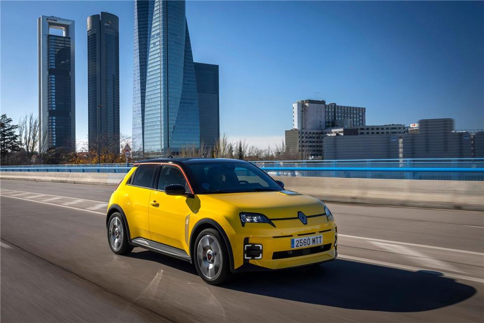 Der Renault 5 E-Tech überzeugt durch Alltagstauglichkeit - er ist fahraktiv und erlaubt Schnellladen. -/Renault Group/dpa-tmn