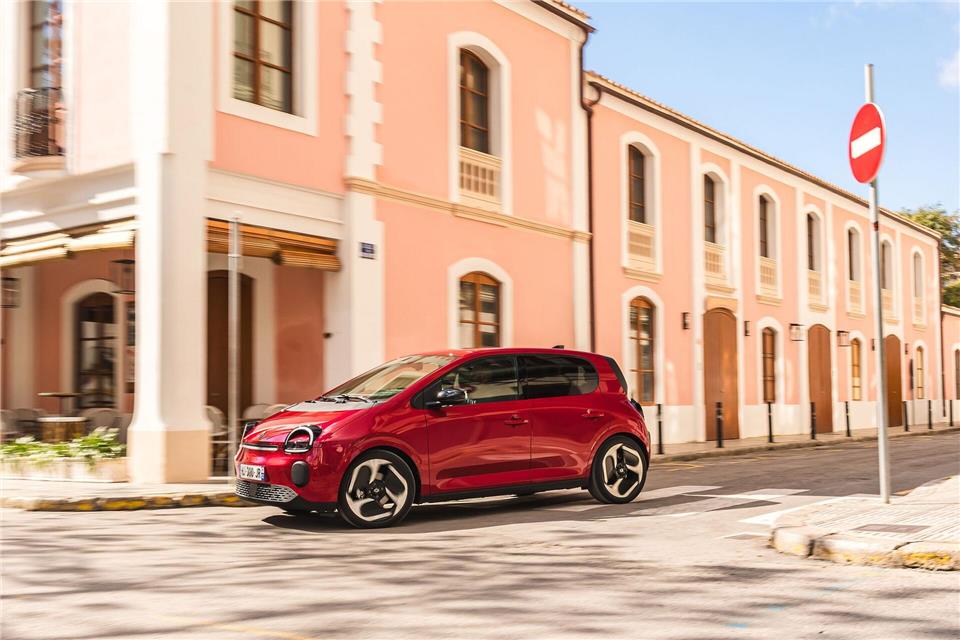 Der Renault Twingo E-Tech ist etwas kürzer als der R5, er eignet sich vor allem für die Stadt. -/Renault Group/dpa-tmn